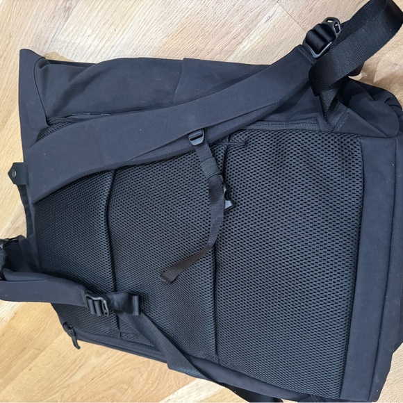 Black large lululemon tech backpack - Picture 2 of 4